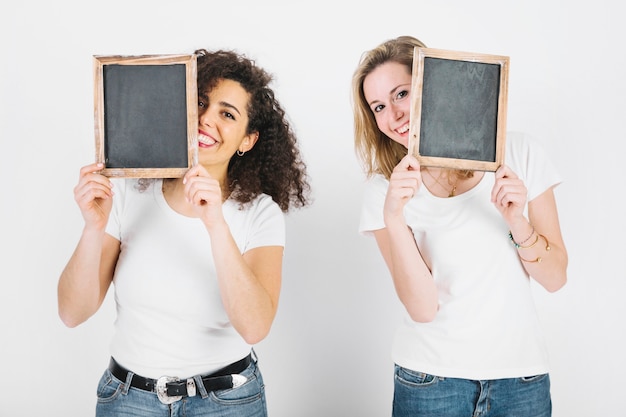 Mooie vrouwen met schoolborden