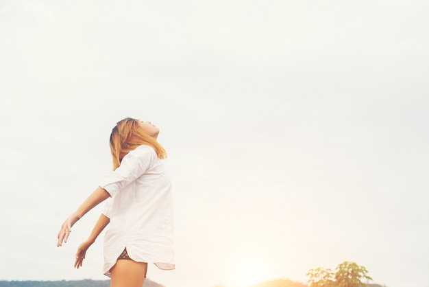 Mooie vrouwen staan ​​verhogen arm na het ontwaken, te genieten met fr