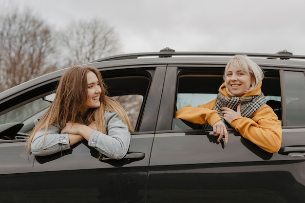 Mooie vrouwen uit autoraam