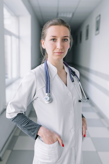 Gratis foto mooie vrouwendokter in zaal