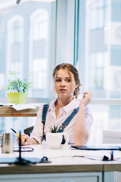 Mooie vrouwenzitting in bureau