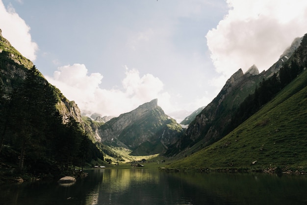 Mooie wide shot van een meer omgeven door groene bergen