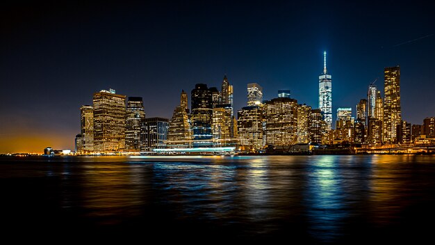 Mooie wide shot van een stedelijke stad 's nachts met een boot