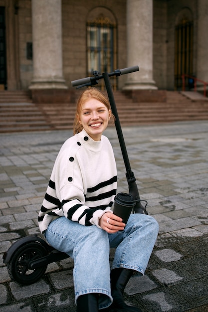 Gratis foto mooie wit-russische persoon in de stad