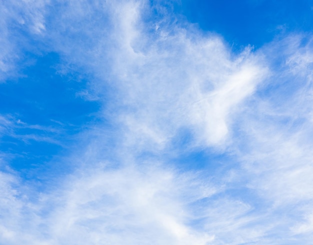 Gratis foto mooie witte wolk op blauwe hemel