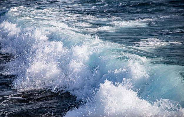 Mooie woeste zeeën met zeeschuim en golven.