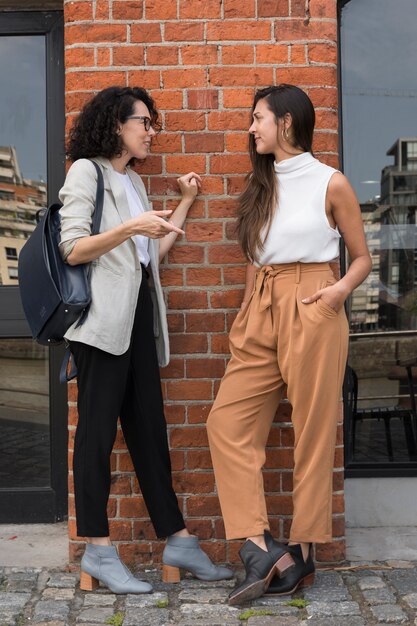 Mooie zakelijke vrouwen buiten praten