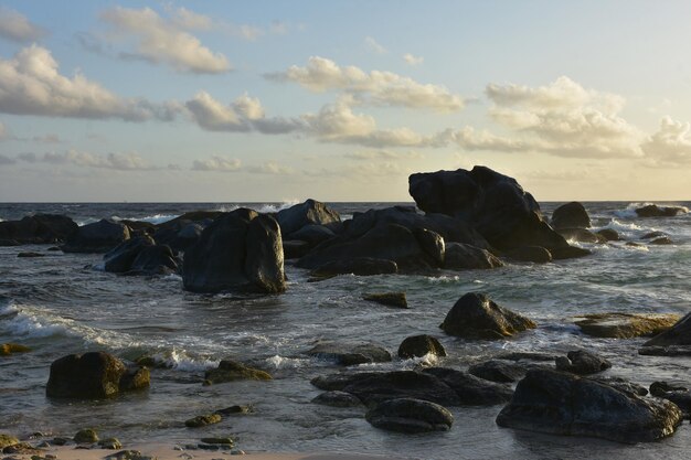 Mooie zon schijnt op de rotsen in Aruba.