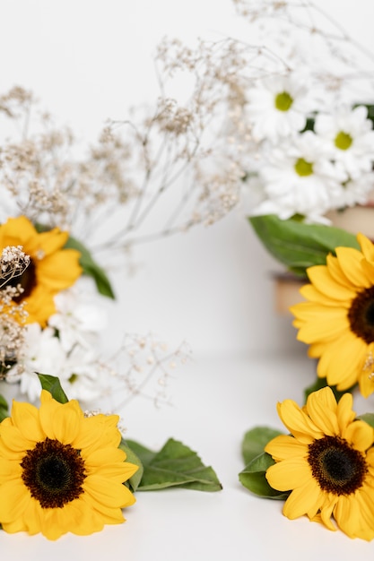 Mooie zonnebloemen arrangement hoge hoek