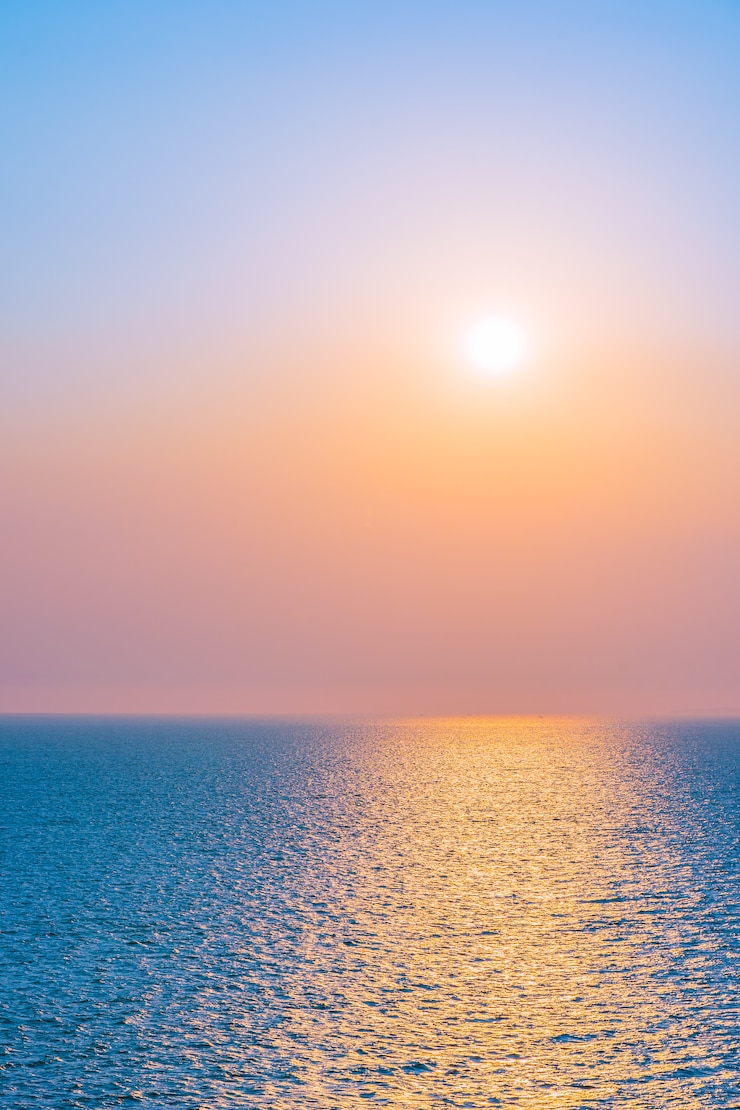 Gratis Foto mooie zonsondergang of zonsopgang rond zee oceaan baai met cloud op sky