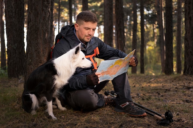 Mooie zwart-witte hond die een kaart bekijkt