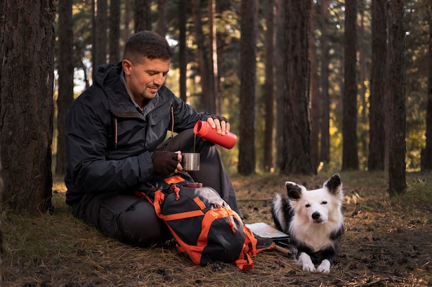 Gratis foto mooie zwart-witte hond en kaart drinken