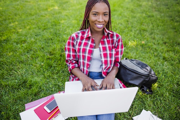 Gratis foto mooie zwarte student typen op laptop