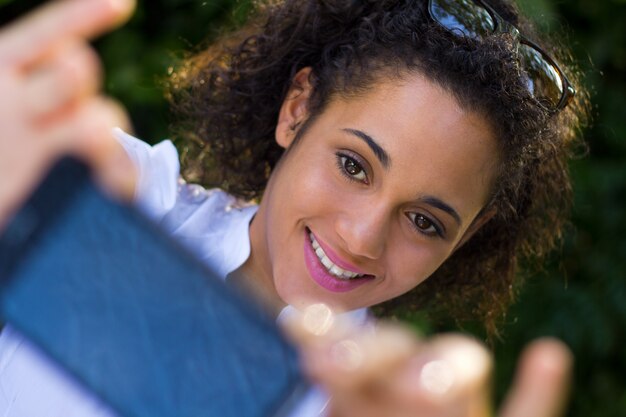 morena fotografia belleza sonrisa parque