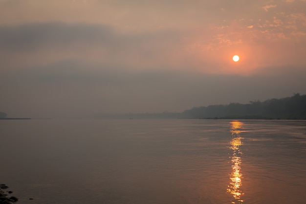 Morning lake landschap met zonsopkomst