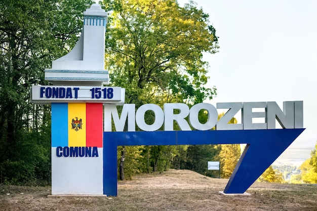 Morozeni dorp bord met nationale vlag erop