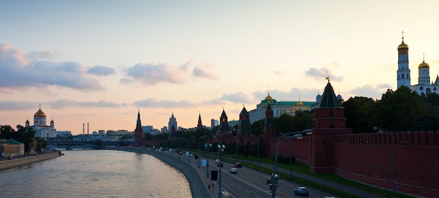 Moskou het Kremlin en de rivier Moskva in zonsondergang