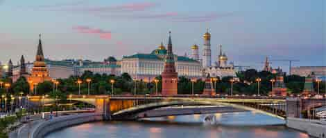 Gratis foto moskva-rivier met lange blootstelling dichtbij het kremlin in de avond in moskou, rusland