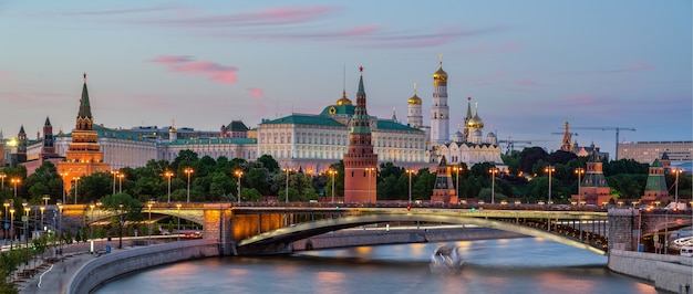 Moskva-rivier met lange blootstelling dichtbij het Kremlin in de avond in Moskou, Rusland