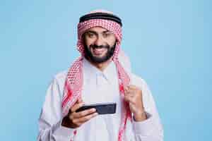 Gratis foto moslim man die online portretspel speelt