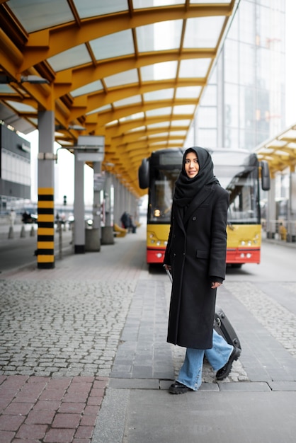 Gratis foto moslim persoon die door de stad reist