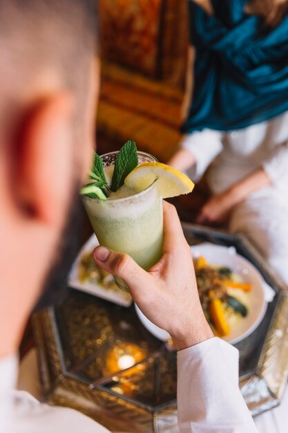 Moslimpaar die en in restaurant eten drinken