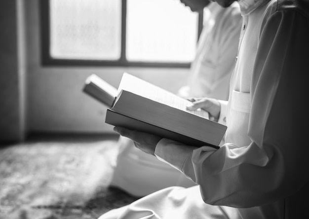 Moslims die lezen van de koran