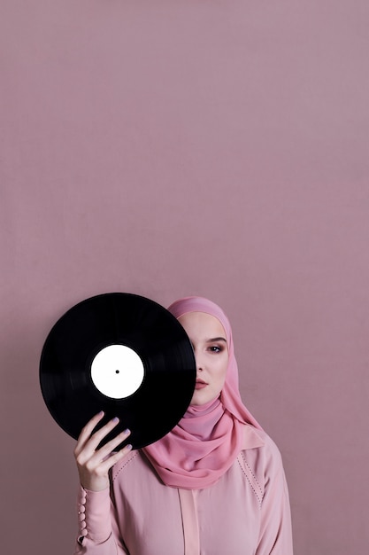 Moslimvrouw die vinyl voor gezicht houden