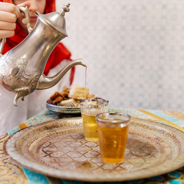Moslimvrouw gieten thee