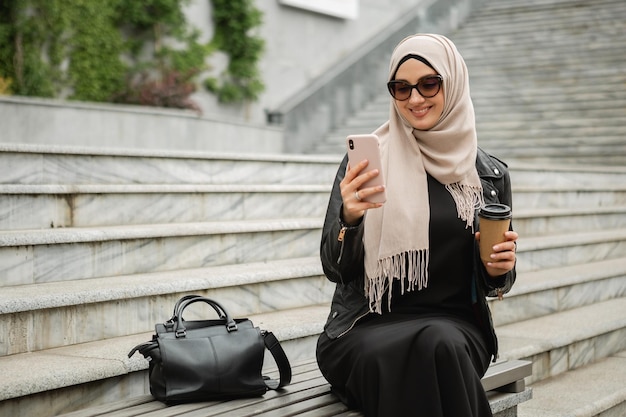 Gratis foto moslimvrouw in hijab in stadsstraat