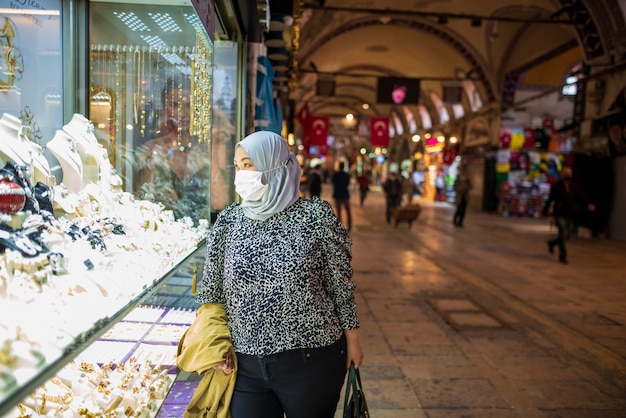 Moslimvrouw met een masker in de bazaar in Turkije tijdens de Covid-19 pandemie