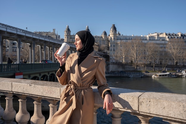 Moslimvrouw op reis in parijs