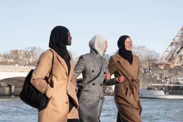 Moslimvrouwen die samen in Parijs reizen
