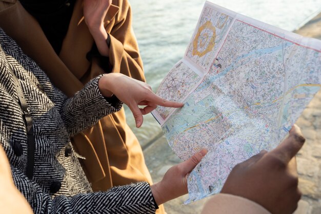 Moslimvrouwen die samen in Parijs reizen