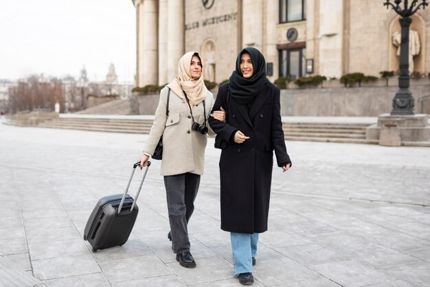 Moslimvrouwen die samen reizen