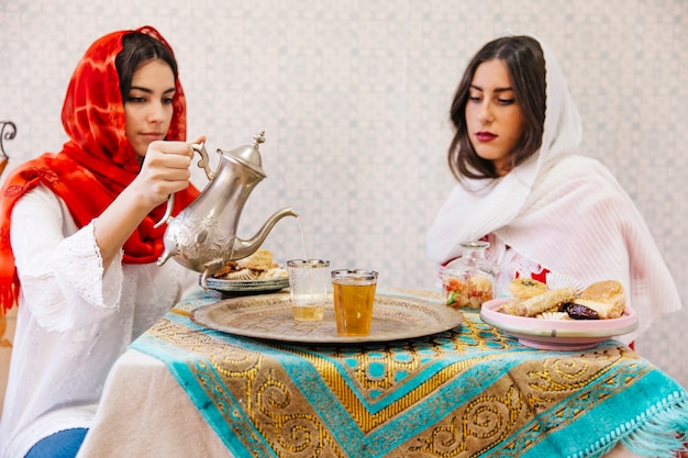 Moslimvrouwen die thee drinken
