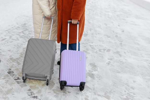 Moslimvrouwen met hijabs lopen met hun bagage terwijl ze op vakantie zijn