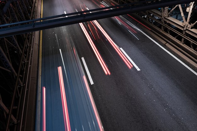 Motion blur verkeer op brug close-up
