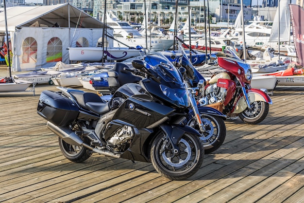 motorfietsen in een pier