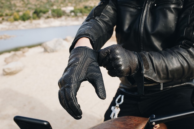 Motorrijder draagt lederen handschoenen