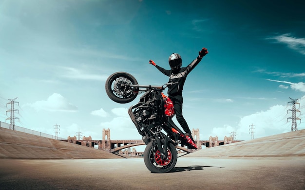 Motorrijder maakt een stunt op zijn motor Biker doet een moeilijke en gevaarlijke stunt