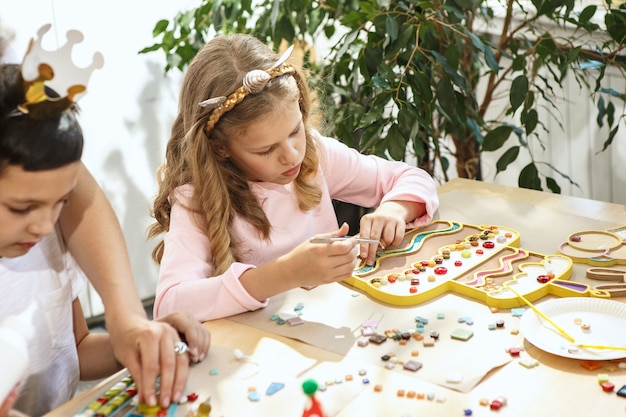 Mozaïek puzzelkunst voor kinderen, creatief spel voor kinderen.