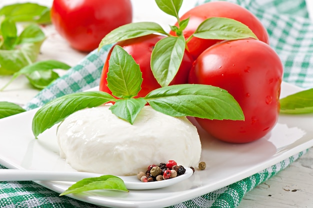 Mozzarella, tomaten en verse basilicumbladeren