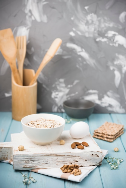 Gratis foto muesli in een kom met noten