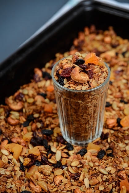 Muesli in glas. Detailopname.