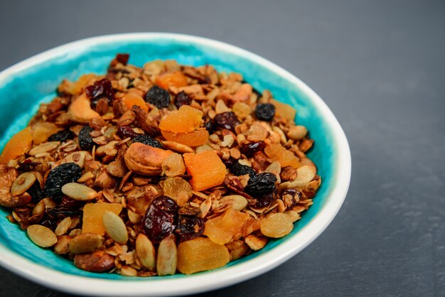 Muesli in plaat over grijs oppervlak. Detailopname.