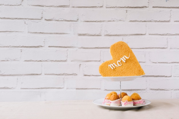 Gratis foto muffins en hart voor moederdag