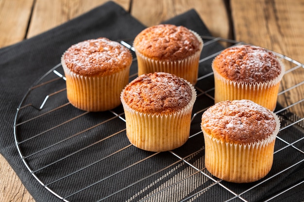 Muffins met poedersuiker op dienblad