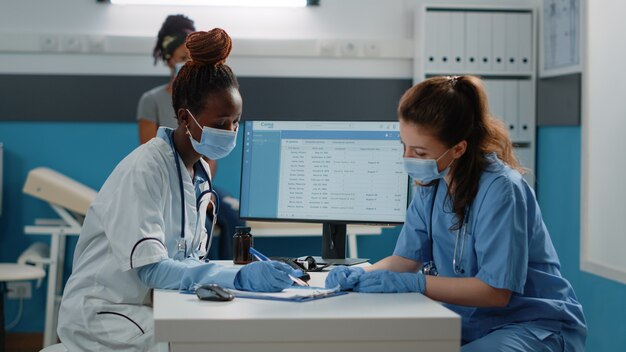 Multi-etnisch medisch team in gesprek over behandeling voor patiënt