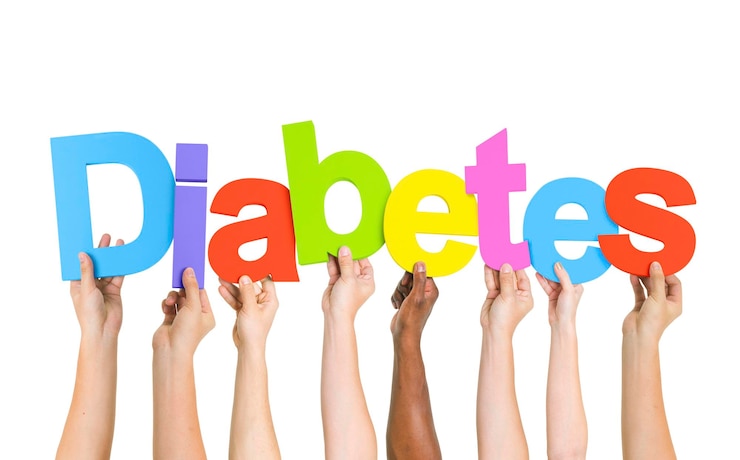 Gratis Foto multi-etnische groep van diverse mensen met brieven die diabetes vormen